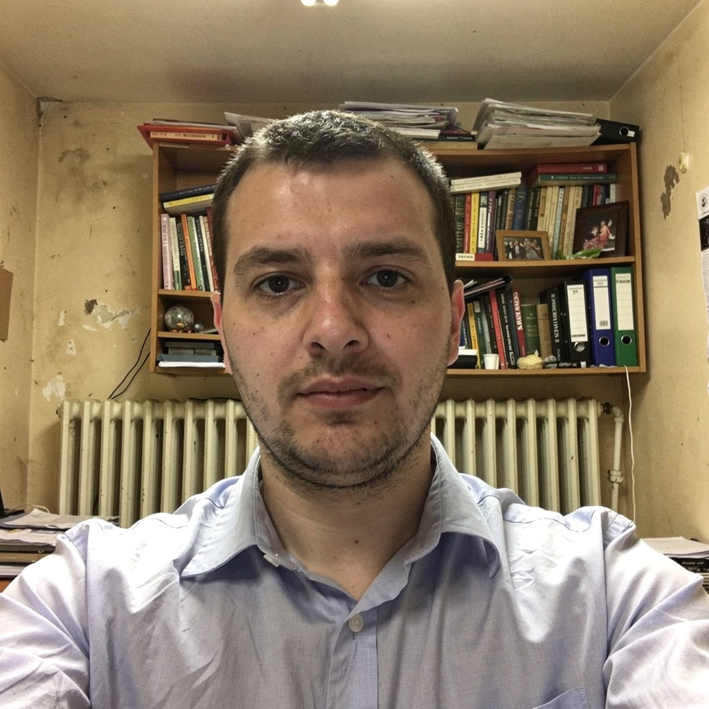 Portrait before and after an AI background change